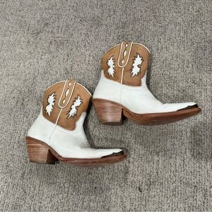 Idyllwind White and Tan Ankle Booties